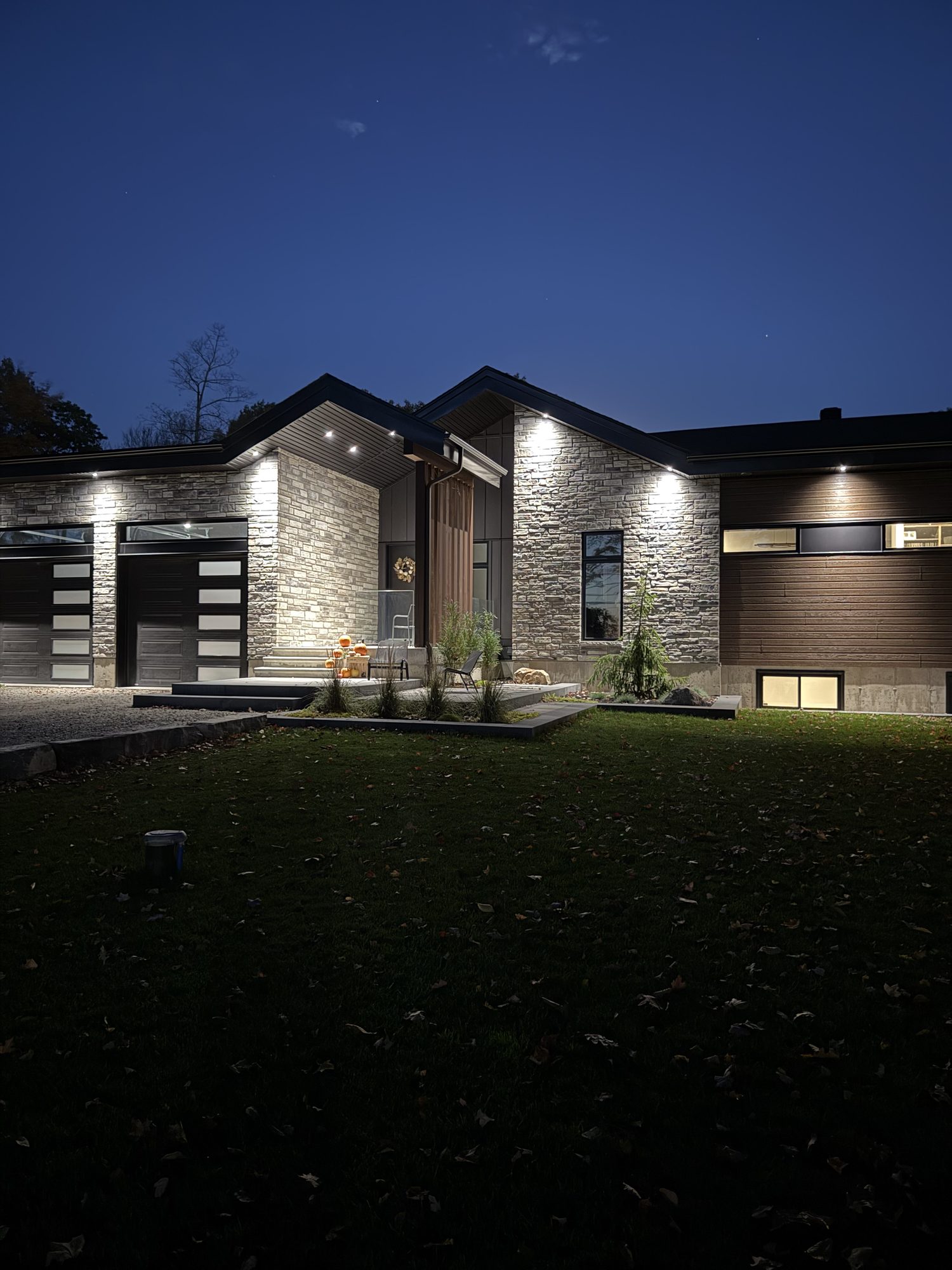 Piscine creusée avec terrasse en pavé-uni par Bélair Aménagement à Gatineau